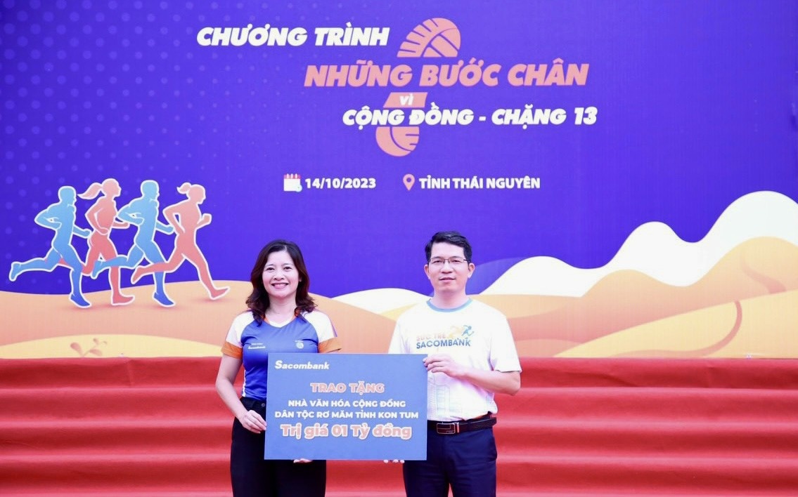 2.	Ông Nguyễn Quốc Kiên - Giám đốc Sacombank CN Thái Nguyên đại diện trao biểu trưng 1 tỷ đồng ủng hộ xây dựng nhà văn hóa cộng đồng cho đồng bào dân tộc Rơ Măm 