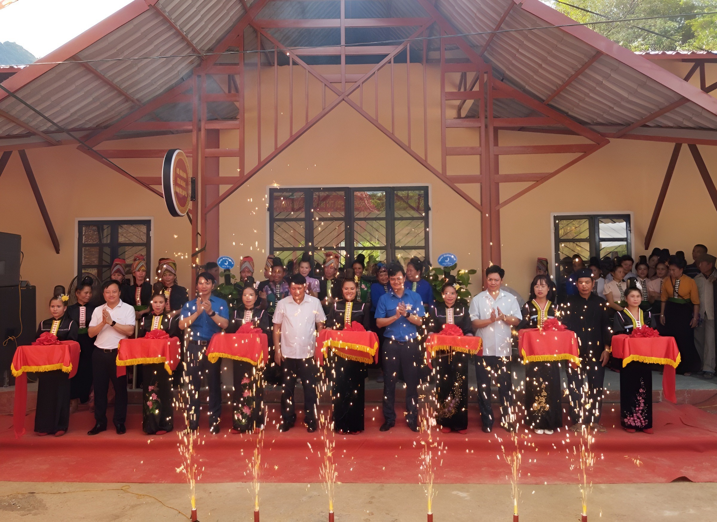 4.	Khánh thành Nhà văn hóa cộng đồng dân tộc La Ha tại bản Hiên (Sơn La) 