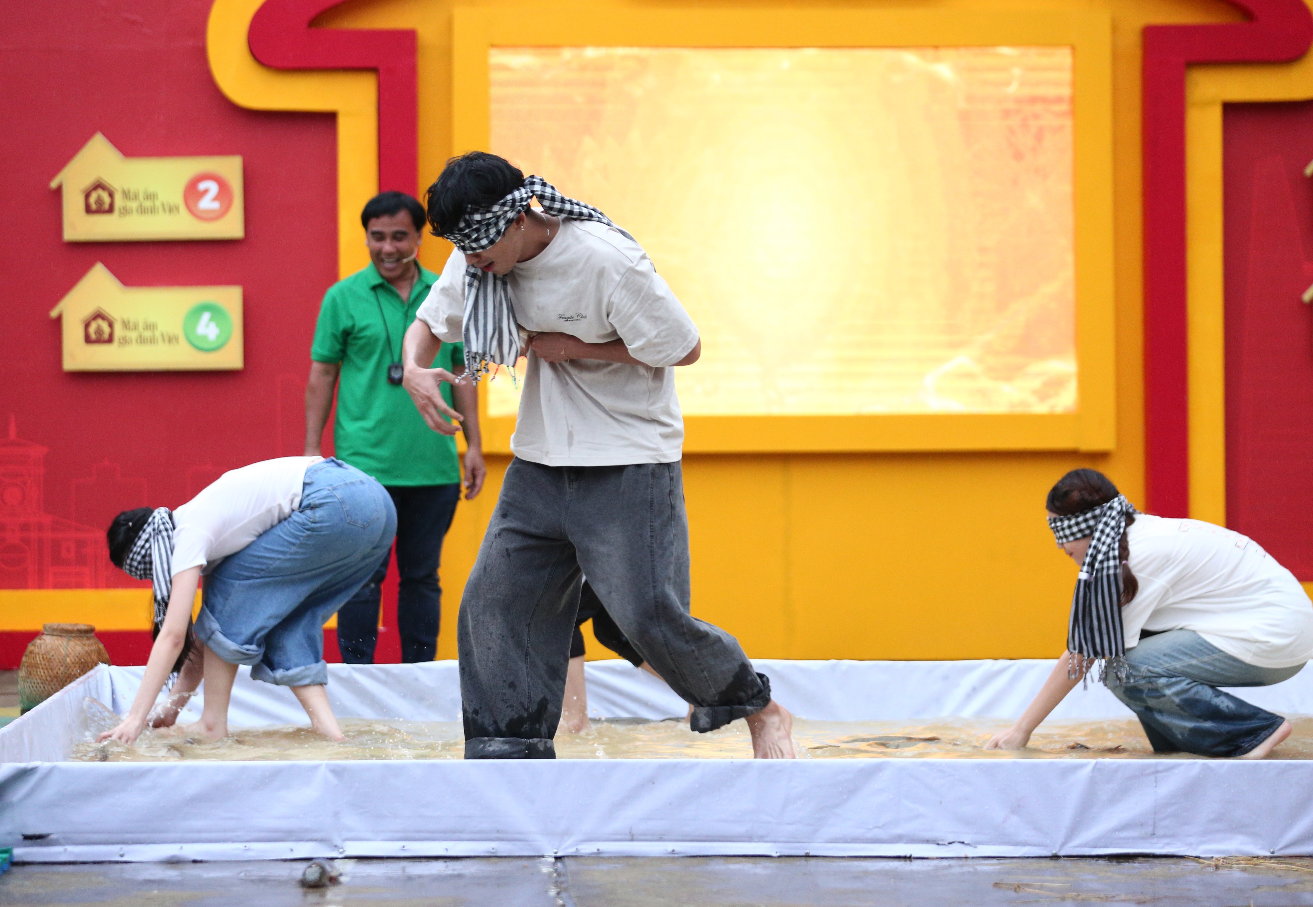 Ngoài sự đồng cảm và thấu với hoàn cảnh của các nhân vật, trong mọi thử thách của chương trình ba khách mời đều cố gắng nỗ lực hết sức để vượt qua