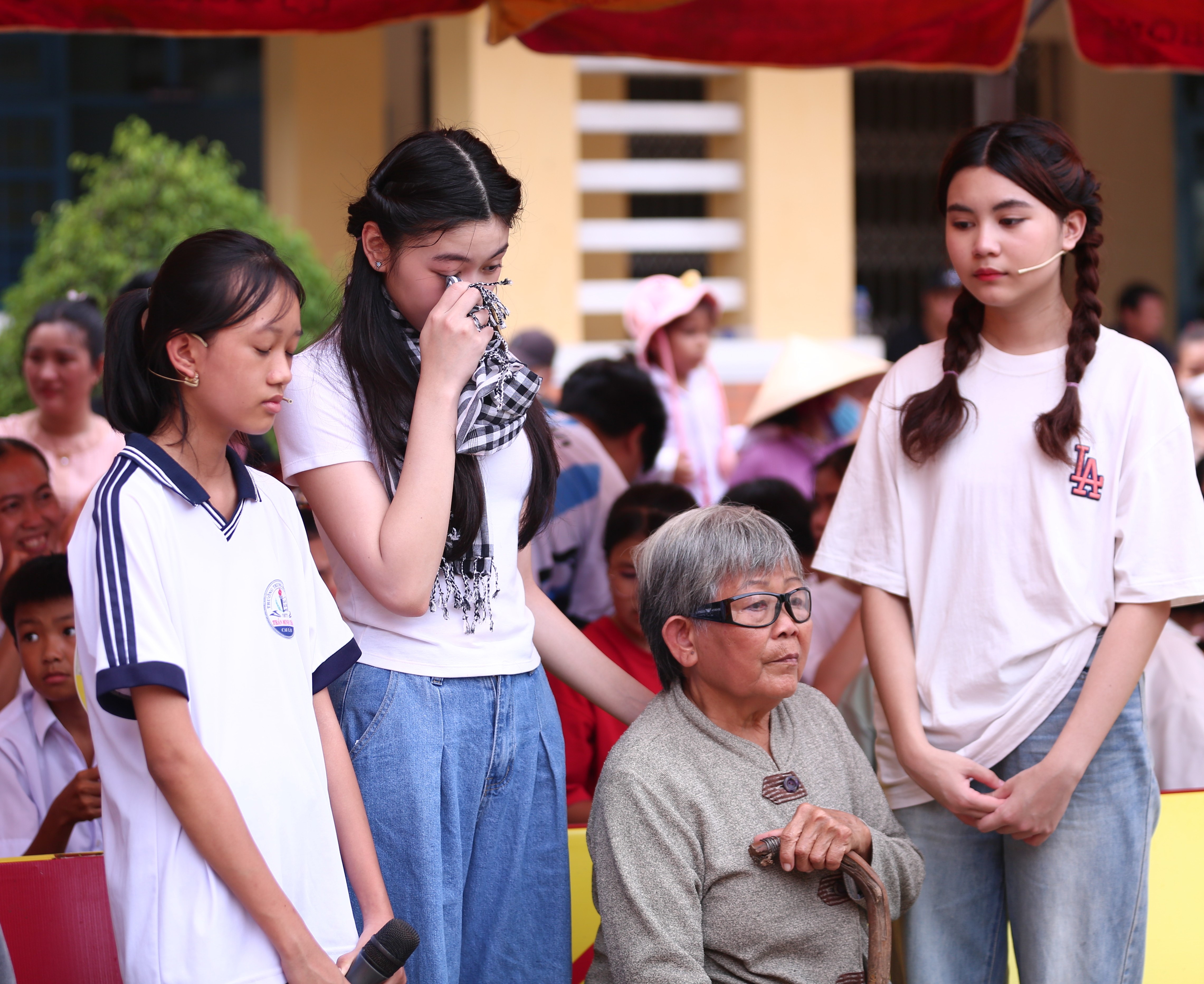 Phía sau hậu trường chương trình, bé Lọ Lem liên tục bật khóc vì cảm thấy hoàn cảnh của các nhân vật trong chương trình khó khăn quá sức tưởng tượng của mình