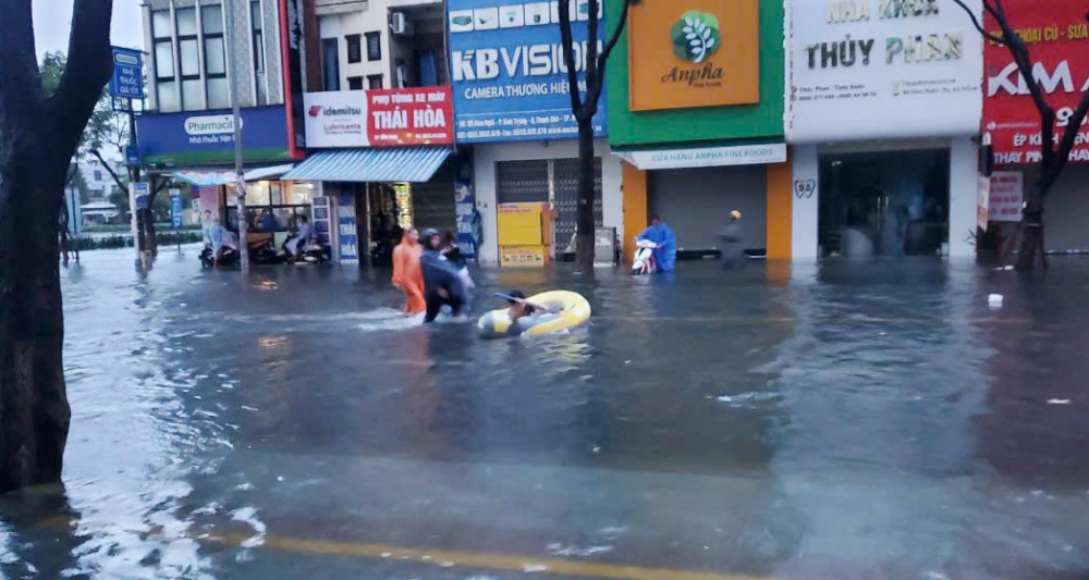 Mưa lớn gây ngập trên nhiều tuyến đường của thành phố.