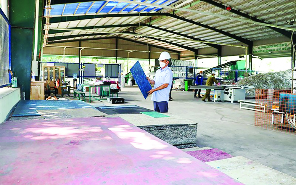 Những tấm ván ép tái chế từ rác thải nhựa Công ty Thanh Tùng 2 (Đồng Nai) xuất khẩu sang Scotland