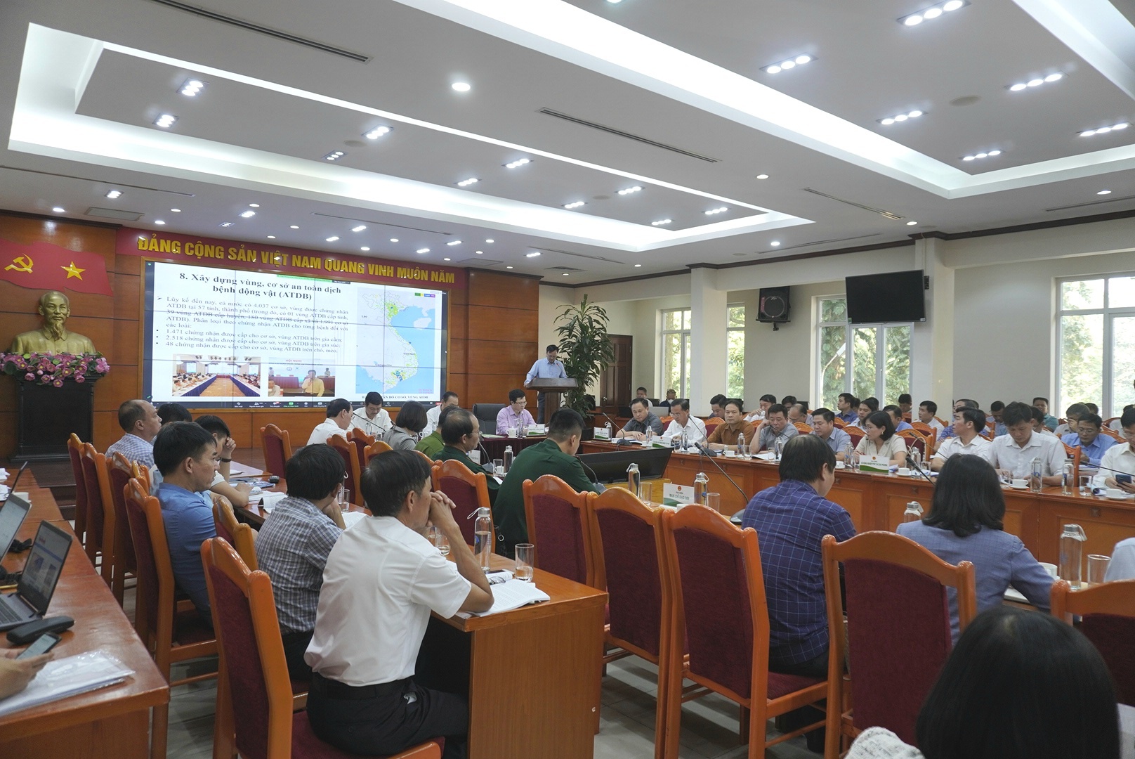 Tình hình buôn bán, vận chuyển trái phép trâu, bò qua biên giới các tỉnh miền Trung và miền Nam vào Việt Nam diễn ra khá phổ biến, phức tạp. Tình hình buôn bán, vận chuyển trái phép trâu, bò qua biên giới các tỉnh miền Trung và miền Nam vào Việt Nam diễn ra khá phổ biến, phức tạp.