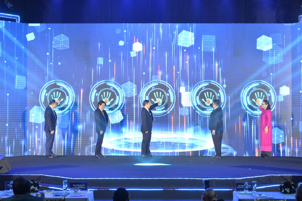 Thúc đẩy chuyển đổi số cho người dân và doanh nghiệp Thúc đẩy chuyển đổi số cho người dân và doanh nghiệp