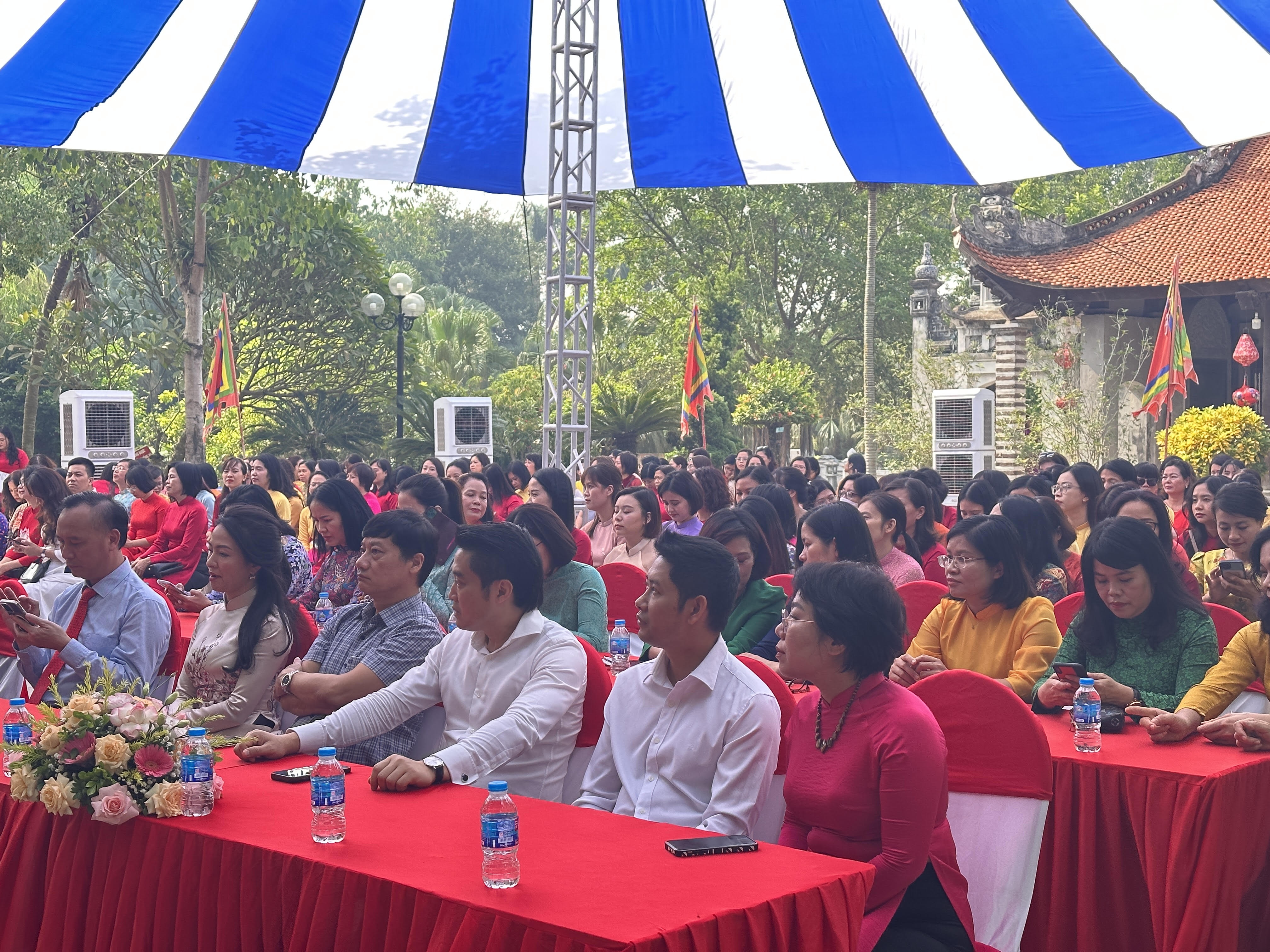 Công đoàn Cơ quan NHNN Trung ương tổ chức sinh hoạt chuyên đề tại Khu di tích Đền thờ Hai Bà Trưng