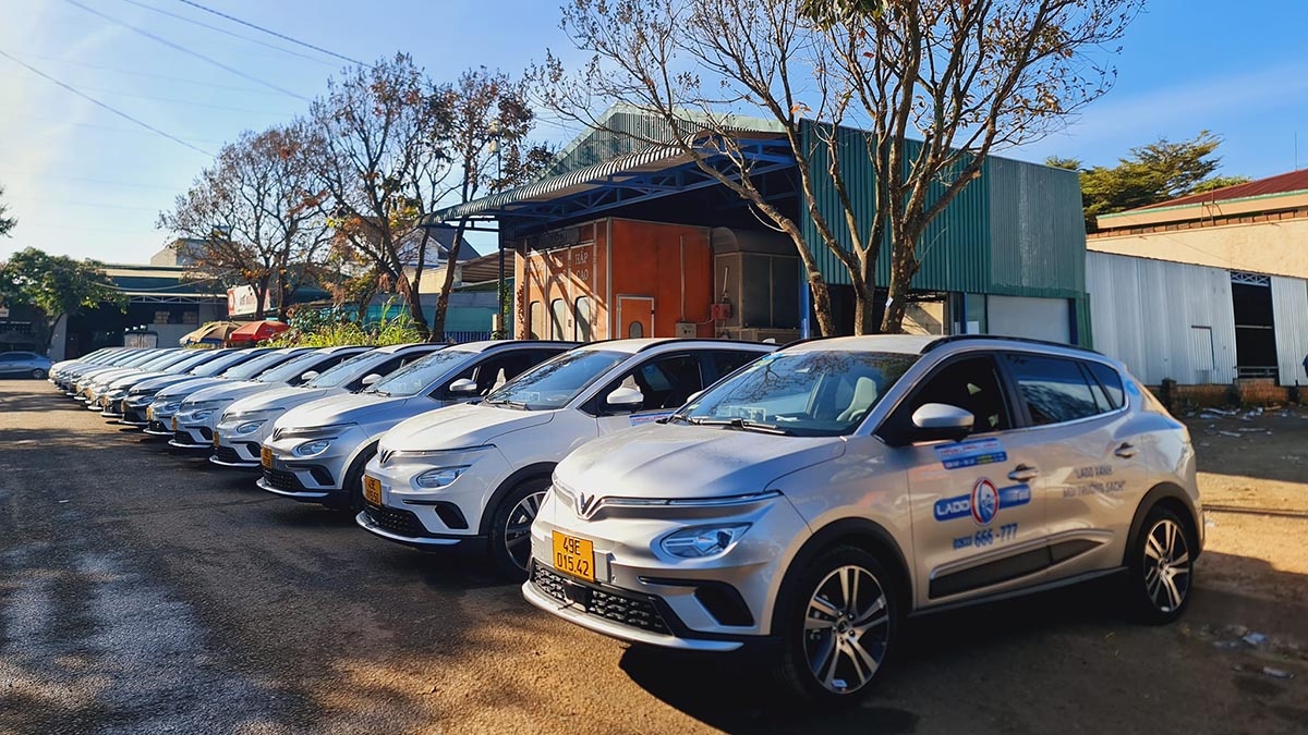 Dàn xe điện của VinFast VF e34 của taxi Lado Dàn xe điện của VinFast VF e34 của taxi Lado