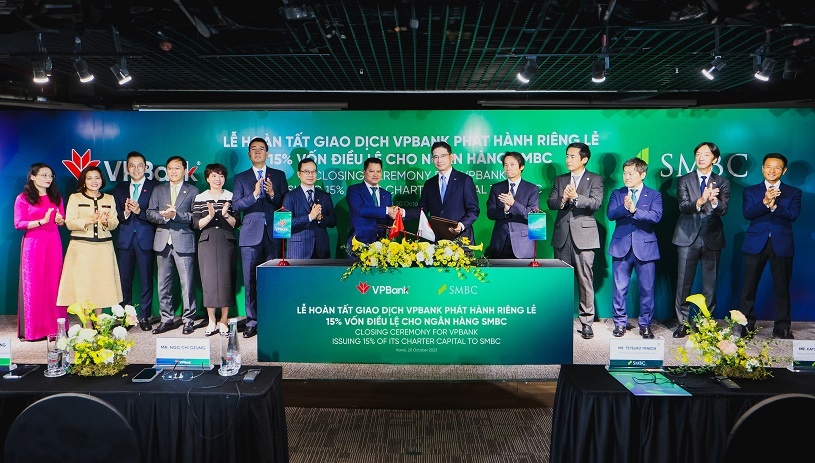 Đại diện lãnh đạo hai ngân hàng trao đổi văn kiện chứng nhận hoàn tất thương vụ phát hành cổ phiếu riêng lẻ Đại diện lãnh đạo hai ngân hàng trao đổi văn kiện chứng nhận hoàn tất thương vụ phát hành cổ phiếu riêng lẻ