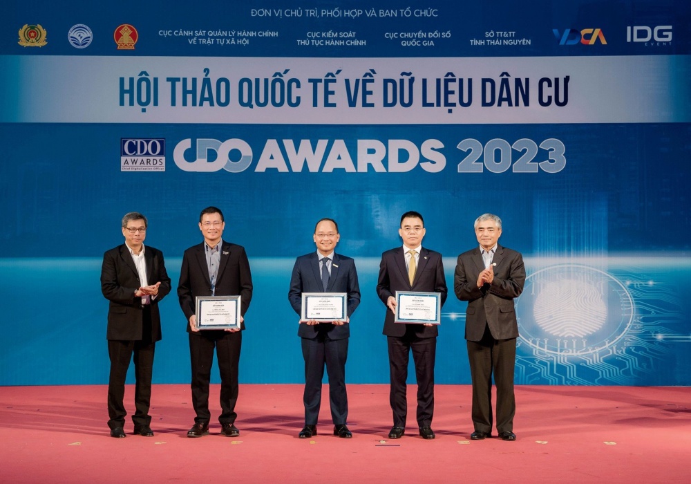 Tổng Giám đốc LPBank nhận danh hiệu “Lãnh đạo chuyển đổi số tiêu biểu năm 2023”