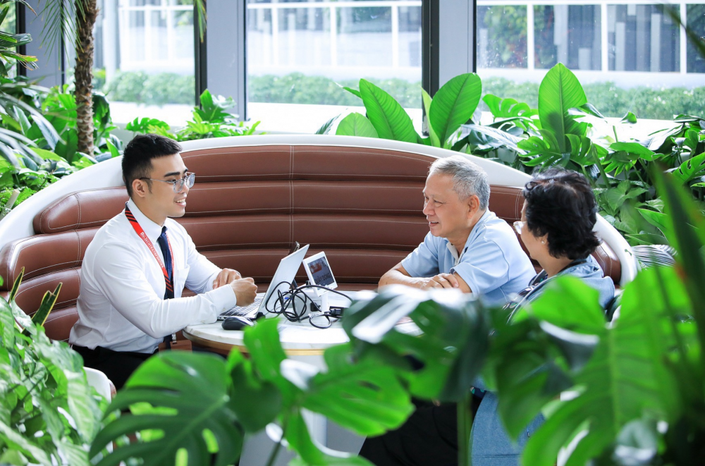 Nhân viên Techcombank đang tư vấn cho khách hàng về những lợi ích tích cực khi chuyển khoản vay