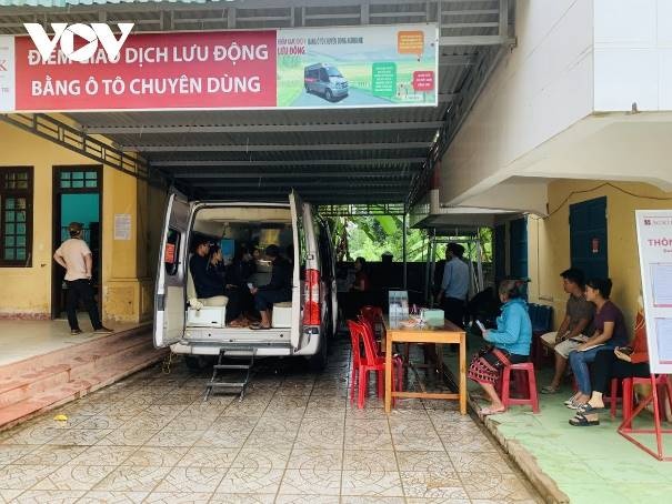 Mô hình điểm giao dịch lưu động bằng xe ô tô chuyên dùng giúp khách hàng vùng sâu, vùng xa dễ dàng tiếp cận dịch vụ ngân hàng Mô hình điểm giao dịch lưu động bằng xe ô tô chuyên dùng giúp khách hàng vùng sâu, vùng xa dễ dàng tiếp cận dịch vụ ngân hàng