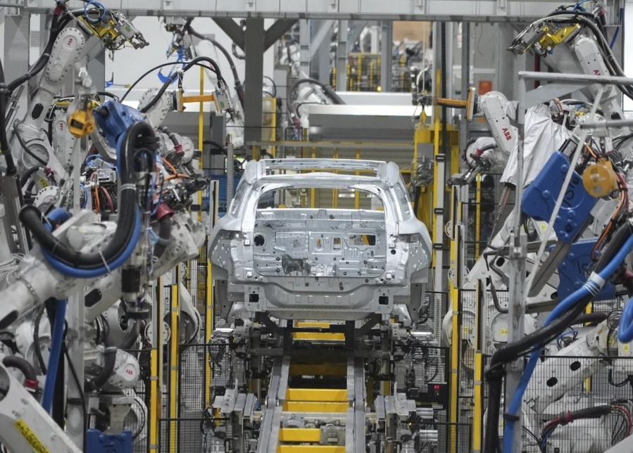 Thân vỏ xe được hàn bằng robot tại nhà máy VinFast ở Hải Phòng – Ảnh: AP
