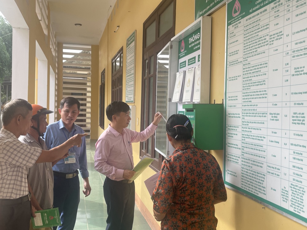 Ngân hàng “kim, chỉ”…