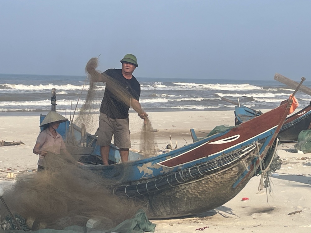Ngân hàng “kim, chỉ”…