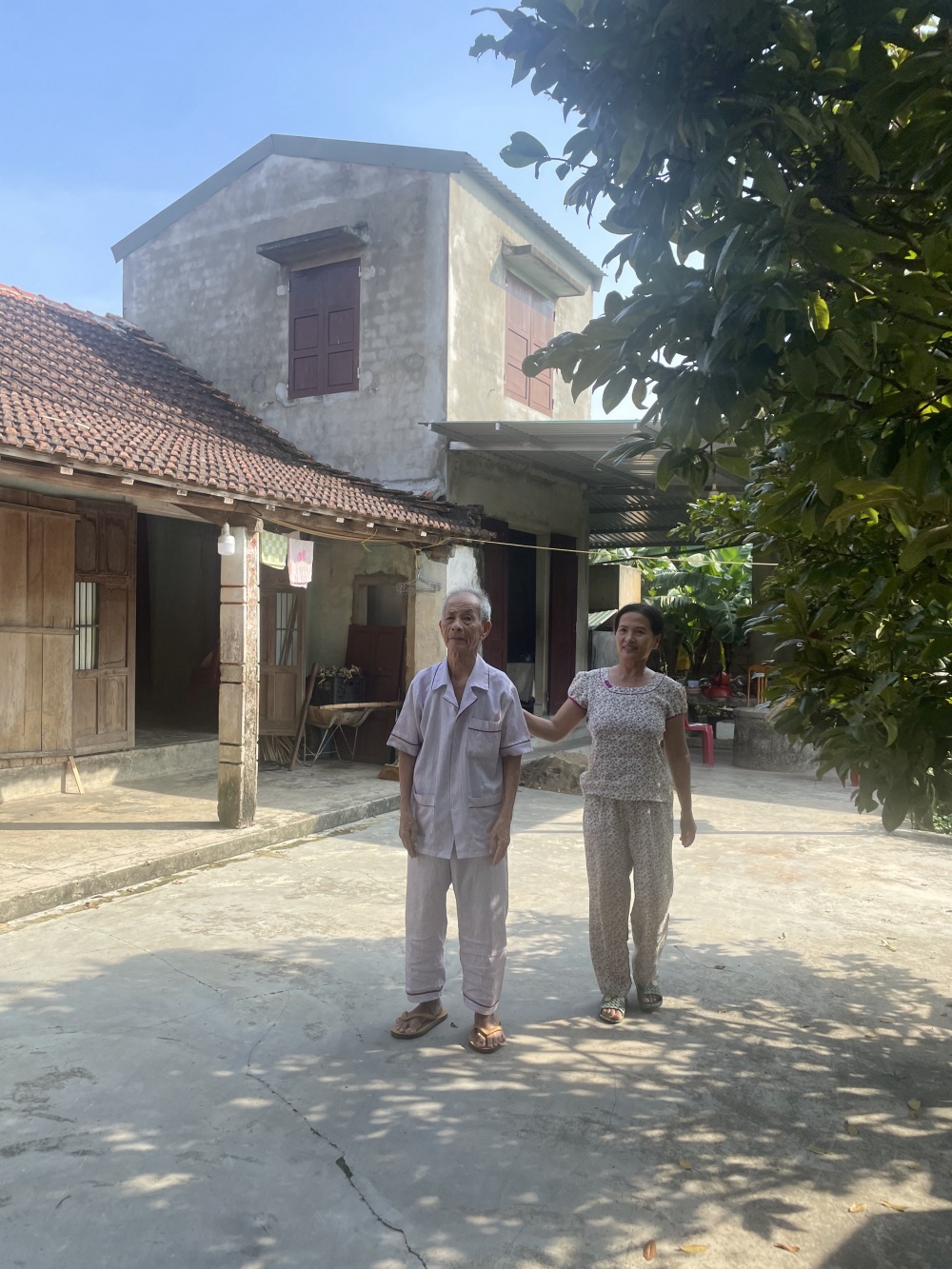 Ngân hàng “kim, chỉ”…