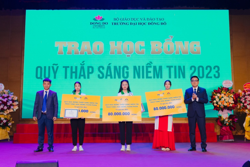 PVcomBank trao 240 triệu đồng học bổng cho sinh viên trường Đại học Đông Đô