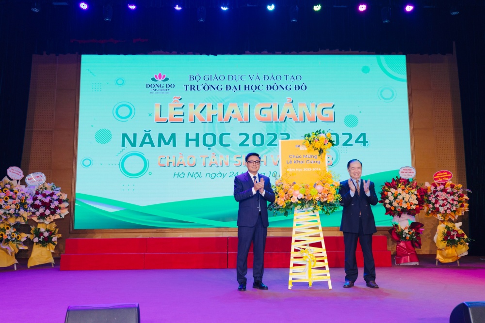 PVcomBank trao 240 triệu đồng học bổng cho sinh viên trường Đại học Đông Đô