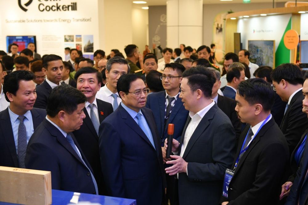 Thủ tướng Chính phủ và các đại biểu thăm quan Triển lãm