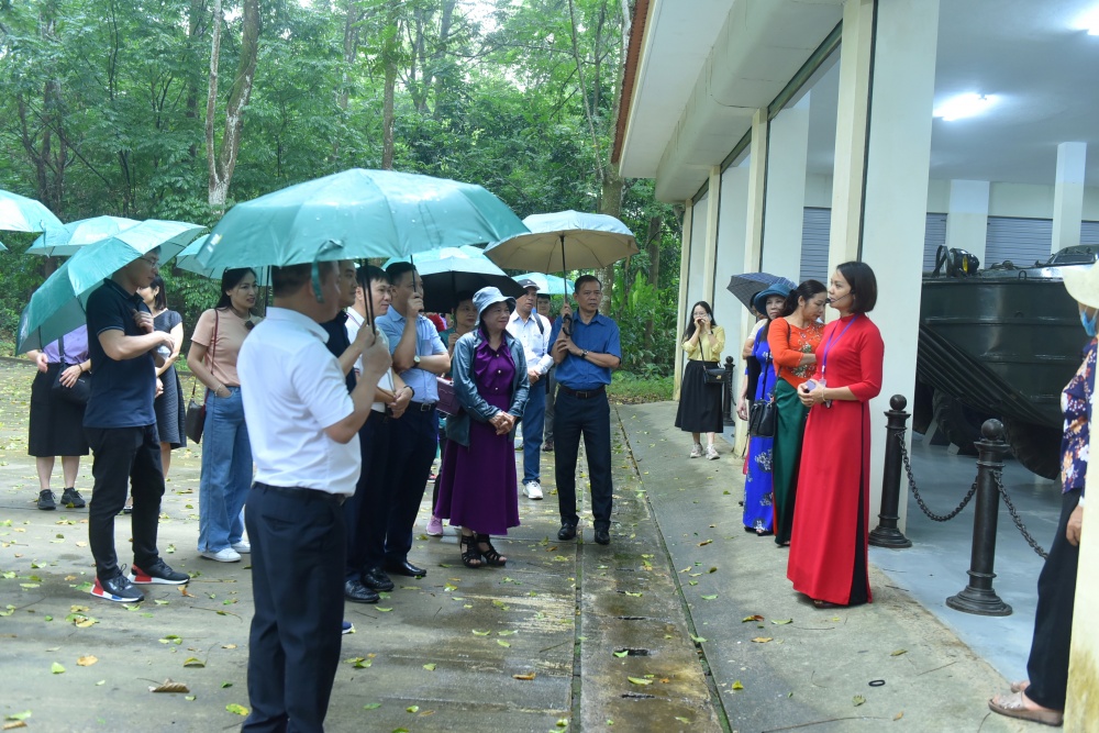 Chi bộ Vụ Tổ chức cán bộ sinh hoạt chuyên đề tại Khu Di tích K9 Chi bộ Vụ Tổ chức cán bộ sinh hoạt chuyên đề tại Khu Di tích K9