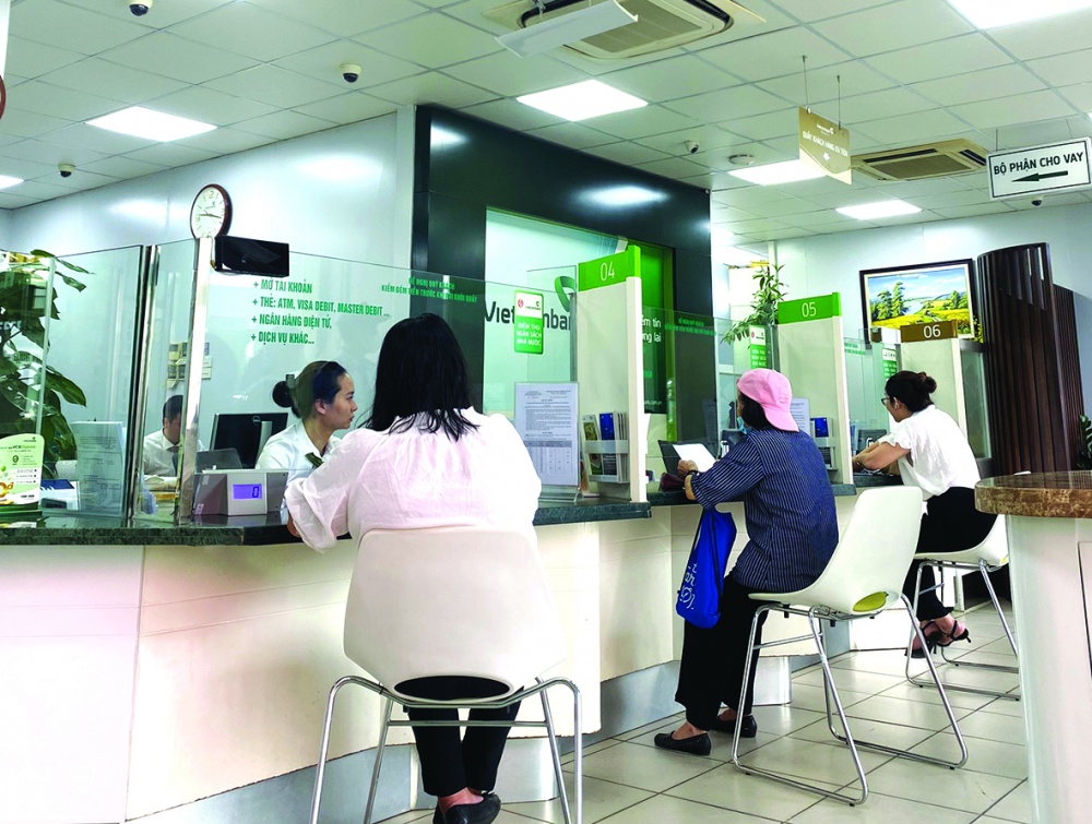 Việc NHNN 4 lần cắt giảm lãi suất điều hành đã tạo điều kiện cho các ngân hàng giảm mạnh lãi suất cho vay để hỗ trợ người dân, doanh nghiệp Việc NHNN 4 lần cắt giảm lãi suất điều hành đã tạo điều kiện cho các ngân hàng giảm mạnh lãi suất cho vay để hỗ trợ người dân, doanh nghiệp