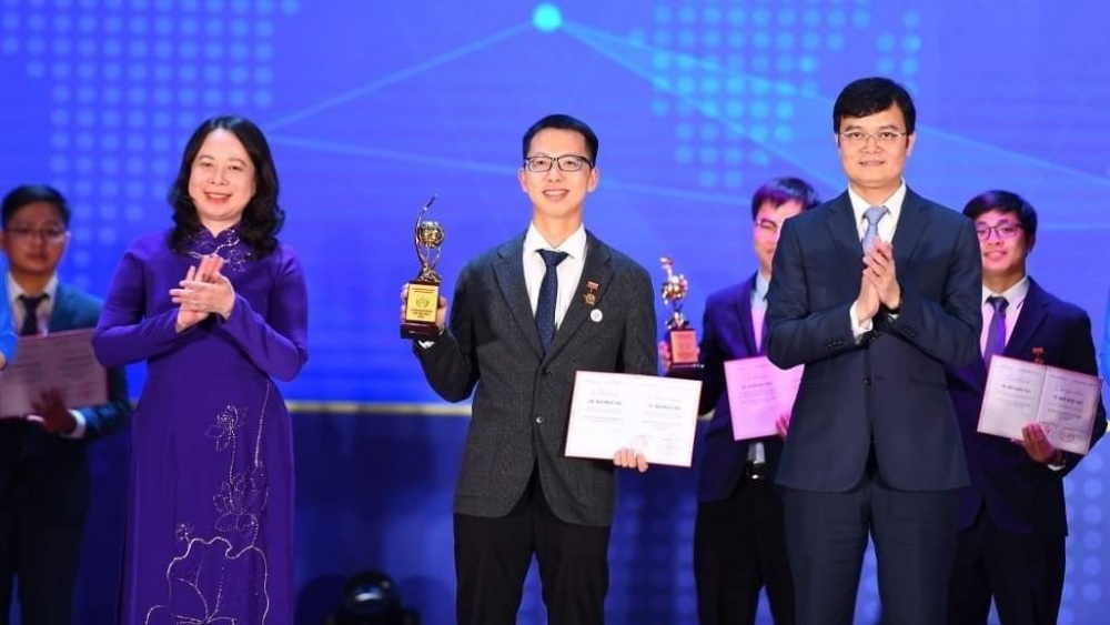 Phó Chủ tịch nước Võ Thị Ánh Xuân và Bí thư thứ nhất Trung ương Đoàn Bùi Quang Huy trao Giải thưởng KHCN Quả cầu Vàng năm 2023 cho các cá nhân đạt giải