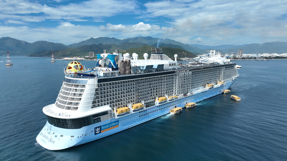 Giữa năm 2023, siêu du thuyền lớn nhất châu Á Spectrum of The Seas cập bến đã mang 4.000 du khách quốc tế đến từ Pháp, Đức, Tây Ban Nha , Hong Kong, Thái Lan… đến Nha Trang