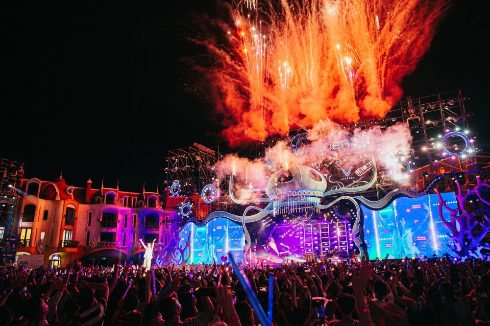 Siêu nhạc hội 8Wonders diễn ra tại quảng trường Khu phố thương mại Vinpearl Harbour với sự xuất hiện của ngôi sao toàn cầu Charlie Puth đã thu hút hơn 10.000 khán giả trên toàn thế giới tham dự.