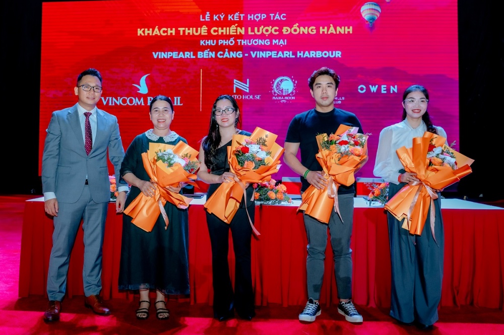 Đại diện Vincom Retail và khách thuê tham dự lễ ký kết đồng hành tại Khu phố thương mại Vinpearl Bến Cảng - Vinpearl Harbour