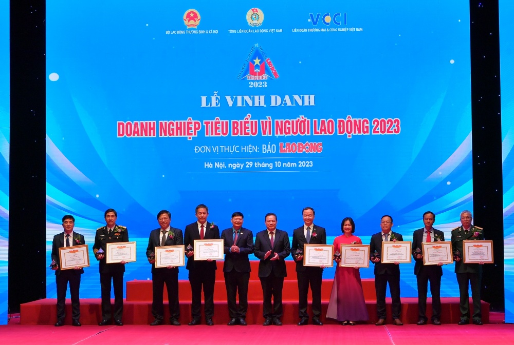 Vietcombank lần thứ tư liên tiếp được Bằng khen “Doanh nghiệp tiêu biểu vì người lao động” Vietcombank lần thứ tư liên tiếp được Bằng khen “Doanh nghiệp tiêu biểu vì người lao động”