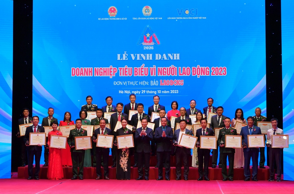 Vietcombank lần thứ tư liên tiếp được Bằng khen “Doanh nghiệp tiêu biểu vì người lao động” Vietcombank lần thứ tư liên tiếp được Bằng khen “Doanh nghiệp tiêu biểu vì người lao động”