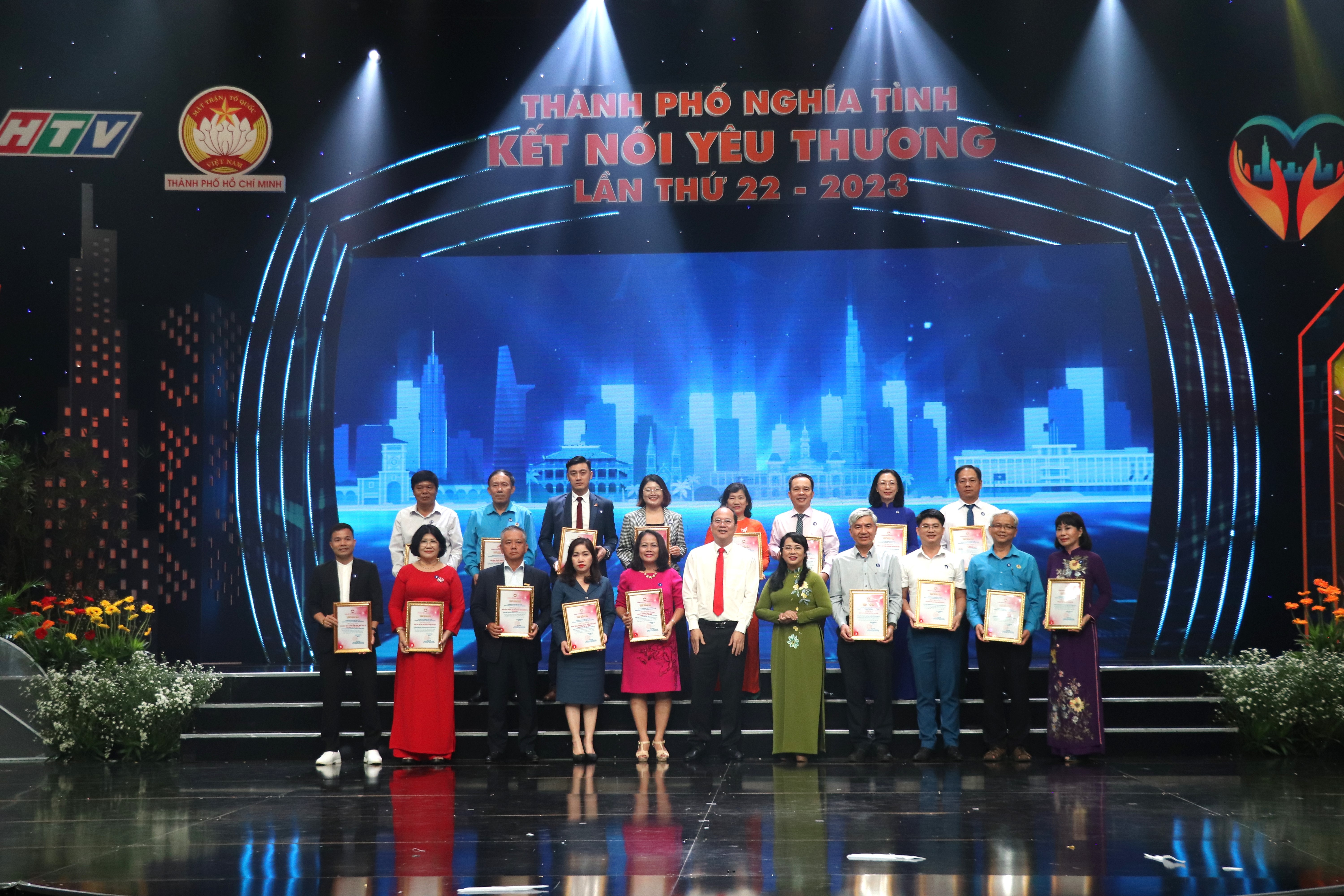 Chị Nguyễn Thị Thanh Thuỷ- Phó Giám đốc Khối Nhân sự HDBank- đại diện HDBank- cùng các đại diện doanh nghiệp tại chương trình "Thành phố nghĩa tình- Kết nối yêu thương" Chị Nguyễn Thị Thanh Thuỷ- Phó Giám đốc Khối Nhân sự HDBank- đại diện HDBank- cùng các đại diện doanh nghiệp tại chương trình "Thành phố nghĩa tình- Kết nối yêu thương"