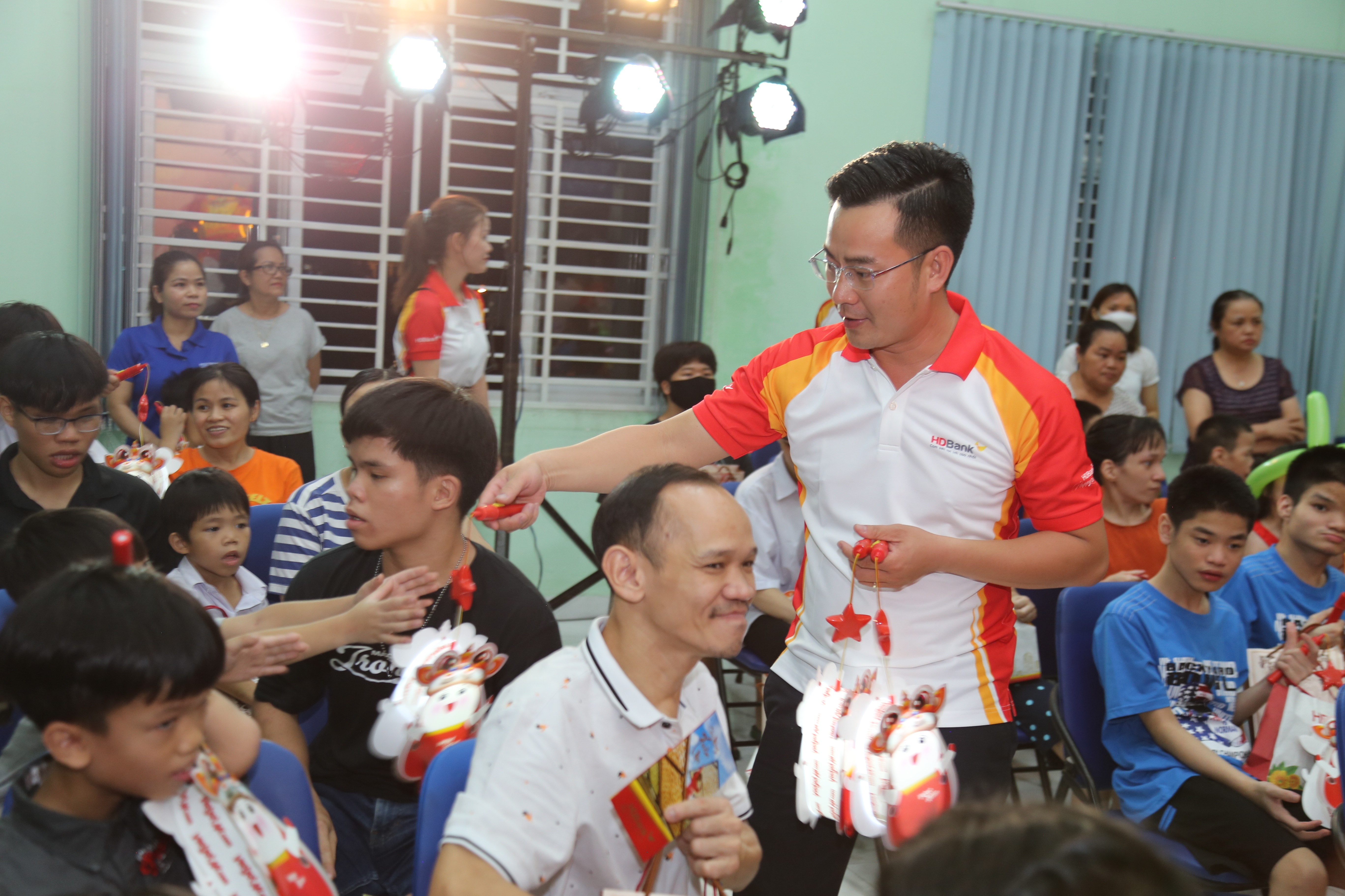 CBNV HDBank thăm, tặng quà cho các em nhỏ tại Trung tâm Bảo trợ nuôi dưỡng trẻ em Tam Bình (TP. Thủ Đức, TP.HCM) dịp Trung thu 2023 CBNV HDBank thăm, tặng quà cho các em nhỏ tại Trung tâm Bảo trợ nuôi dưỡng trẻ em Tam Bình (TP. Thủ Đức, TP.HCM) dịp Trung thu 2023