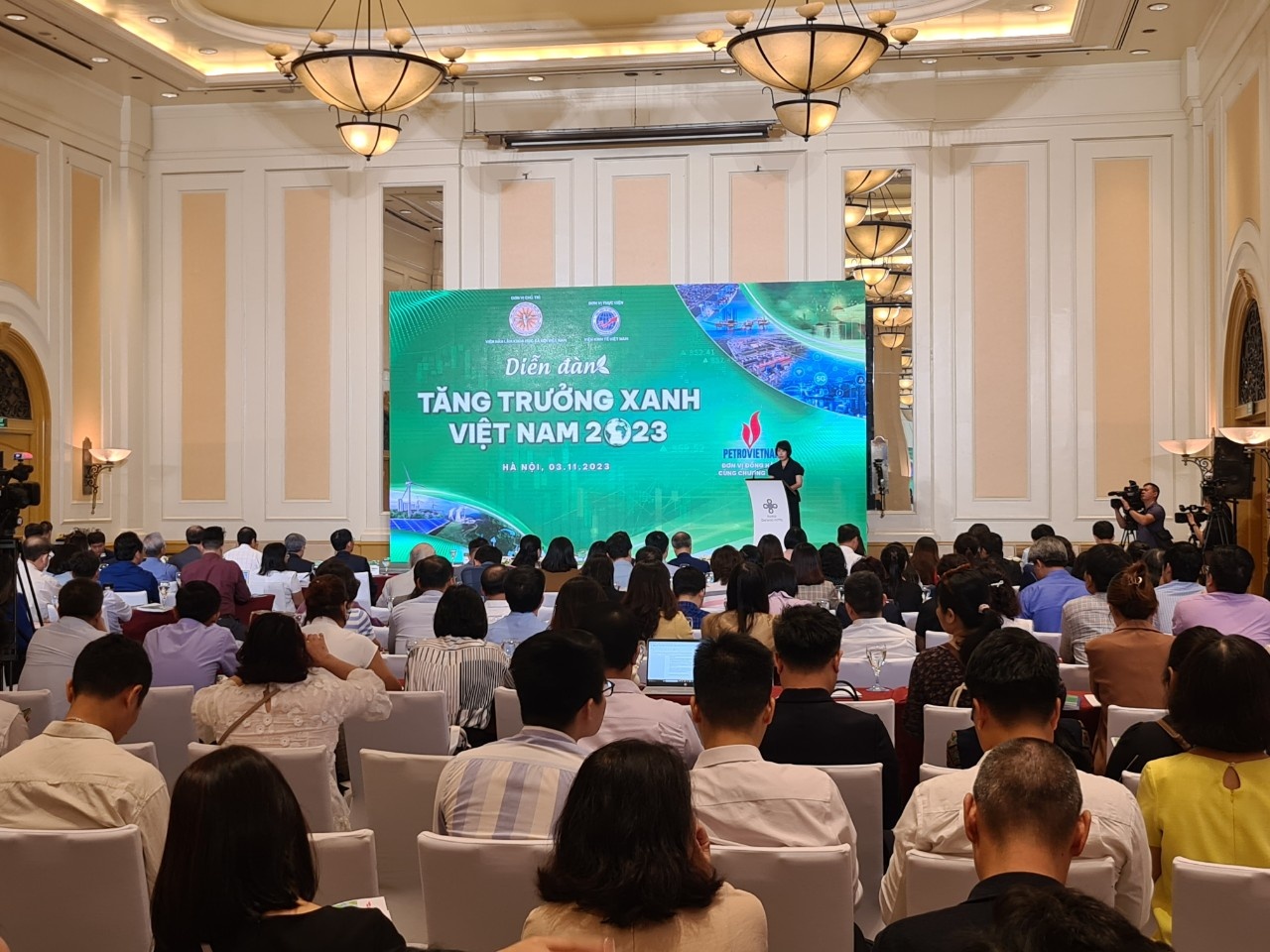 Bà Nguyễn Thị Bích Ngọc - Thứ trưởng Bộ kế hoạch và Đầu phát biểu tại diễn đàn.