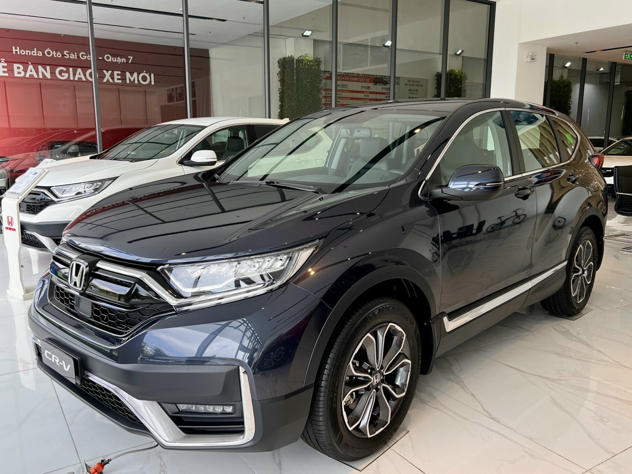 Honda CR-V 2023 giảm giá đến 165 triệu đồng