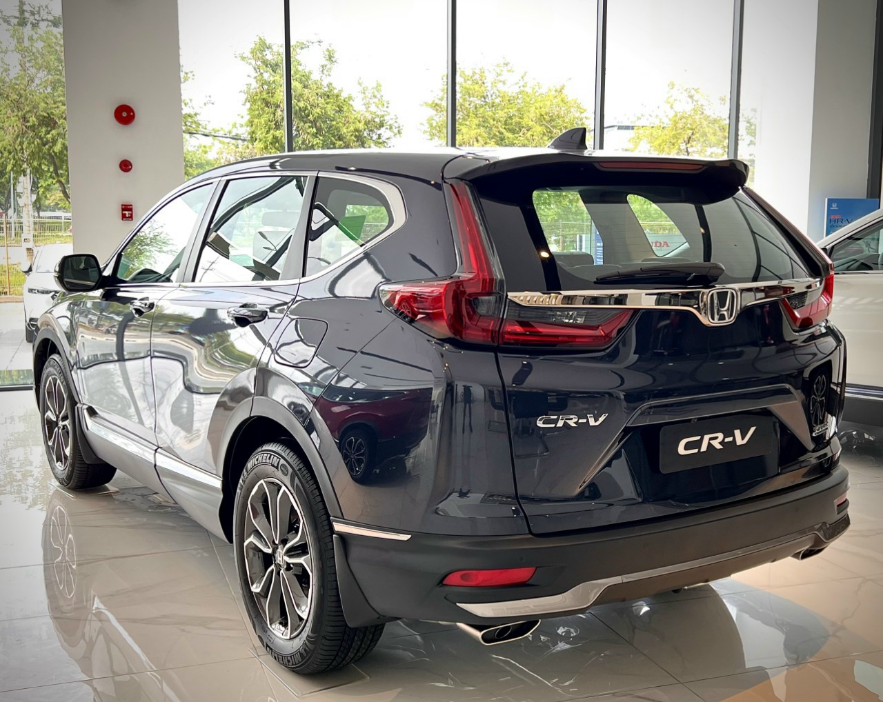 Honda CR-V 2023 giảm giá đến 165 triệu đồng