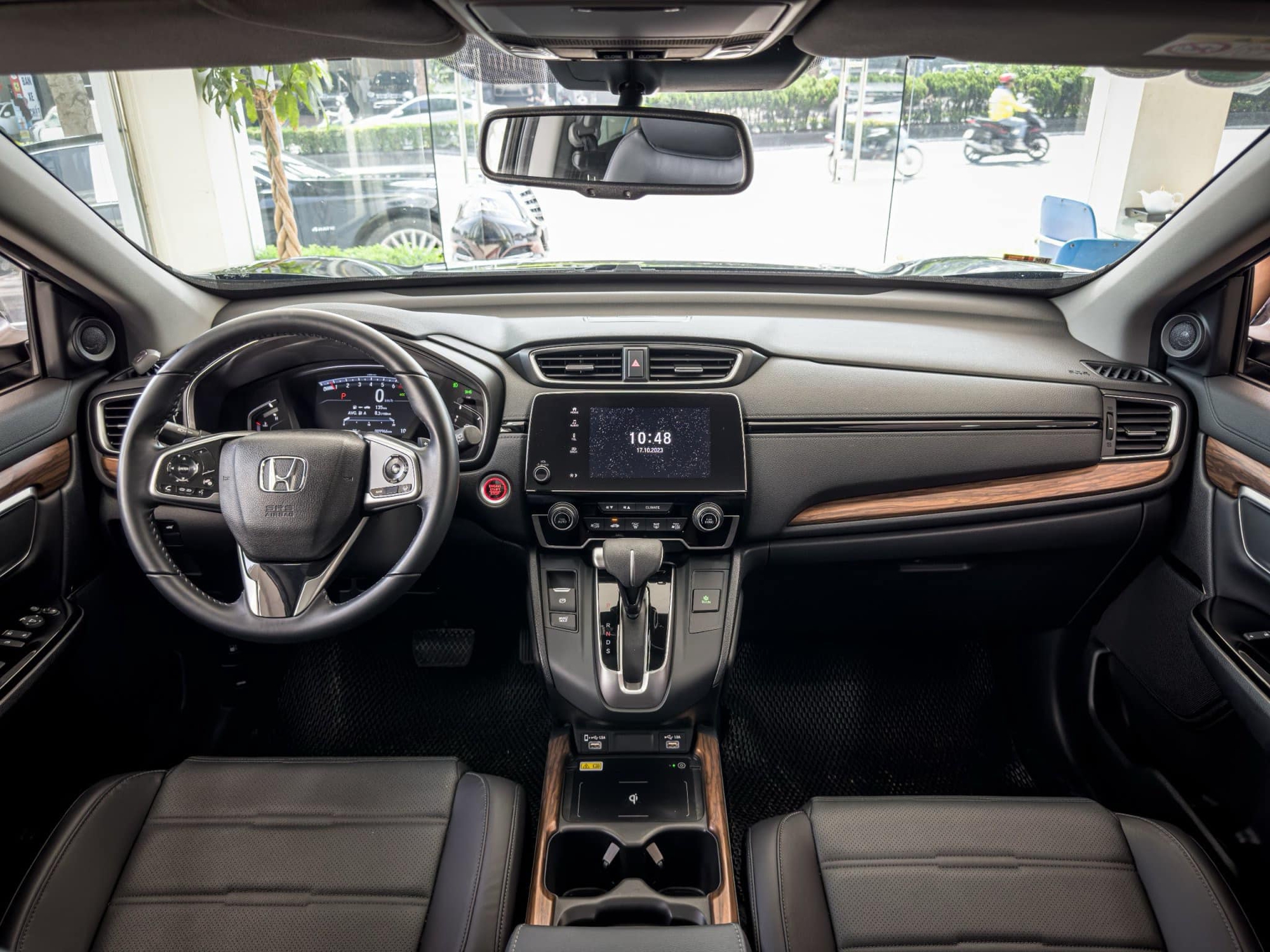 Honda CR-V 2023 giảm giá đến 165 triệu đồng