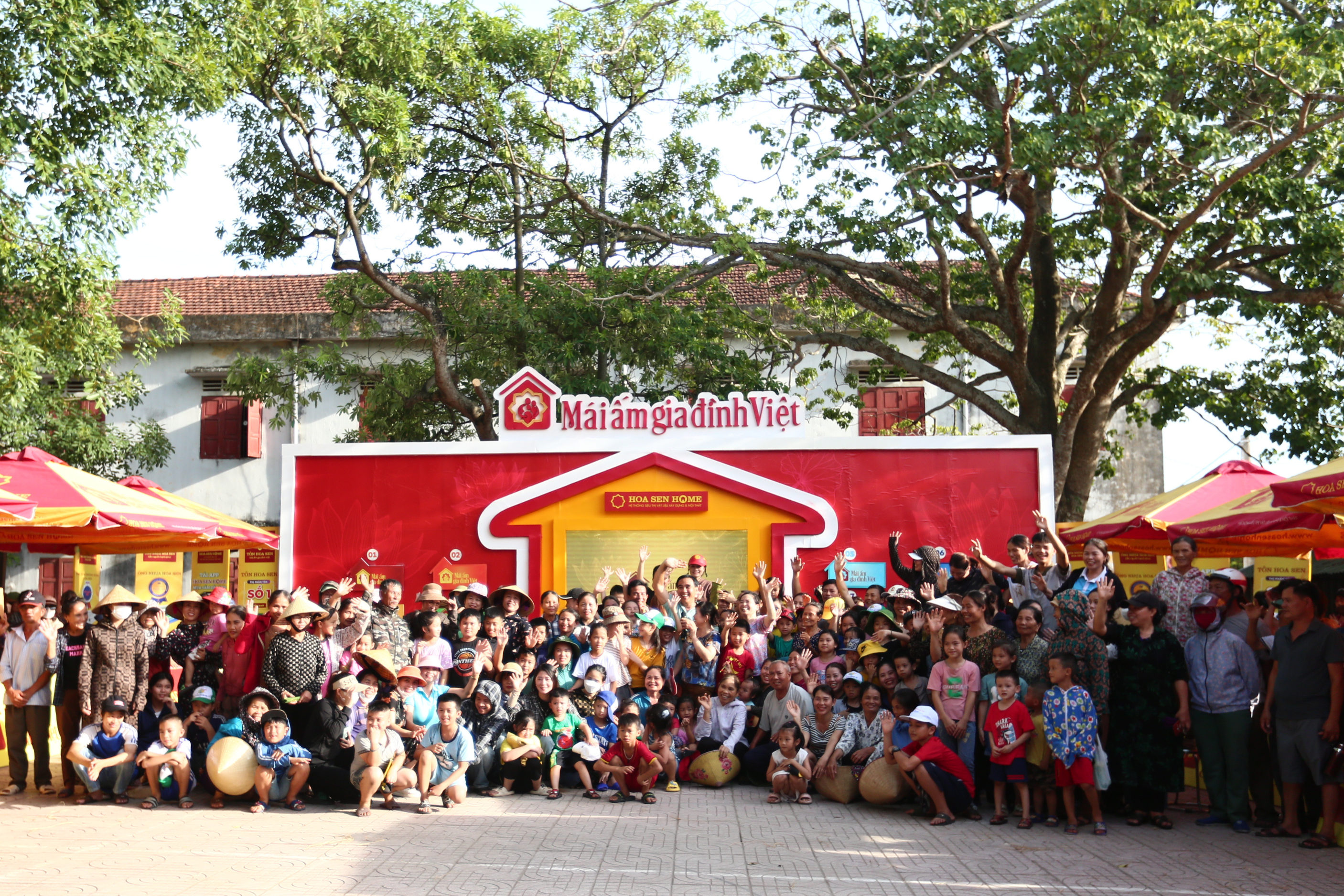 “Mái ấm gia đình Việt” đã đặt chân đến nhiều nơi trên dải đất hình chữ S và đón nhận được nhiều tình cảm yêu mến của khán giả “Mái ấm gia đình Việt” đã đặt chân đến nhiều nơi trên dải đất hình chữ S và đón nhận được nhiều tình cảm yêu mến của khán giả