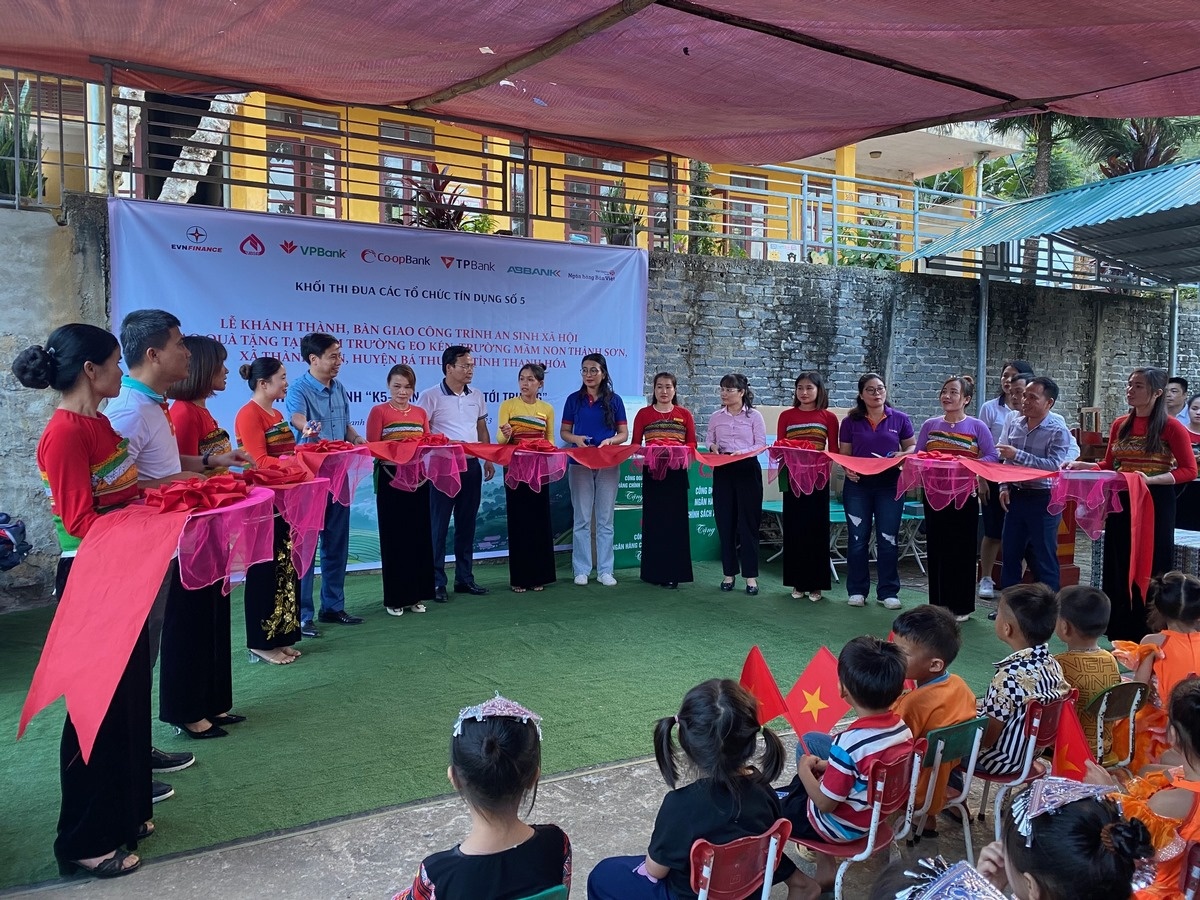 Đại diện các thành viên Khối 5 và lãnh đạo địa phương cắt băng khánh thành công trình bếp ăn cho điểm trường mầm non Eo Kén