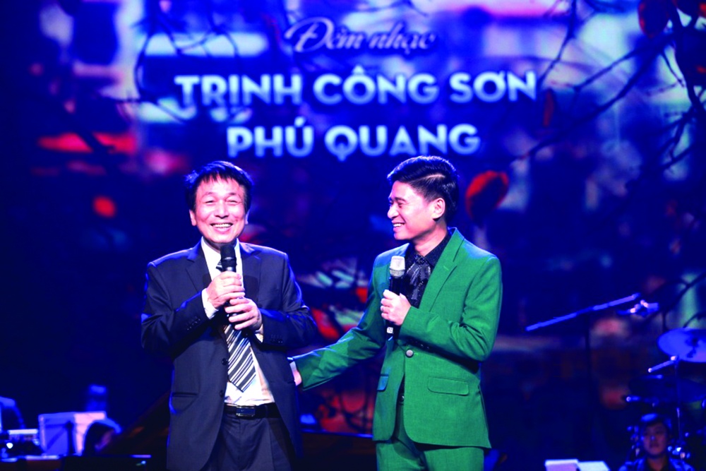 Nhạc sĩ Phú Quang và ca sĩ Tấn Minh trong Đêm nhạc Trịnh Công Sơn - Phú Quang 