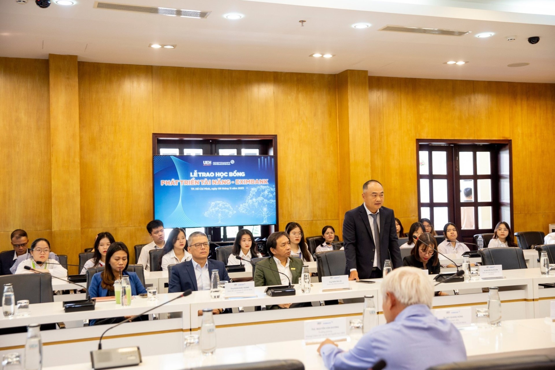 Eximbank trao học bổng trị giá 600 triệu đồng cho sinh viên trường Đại học Kinh tế TP.HCM