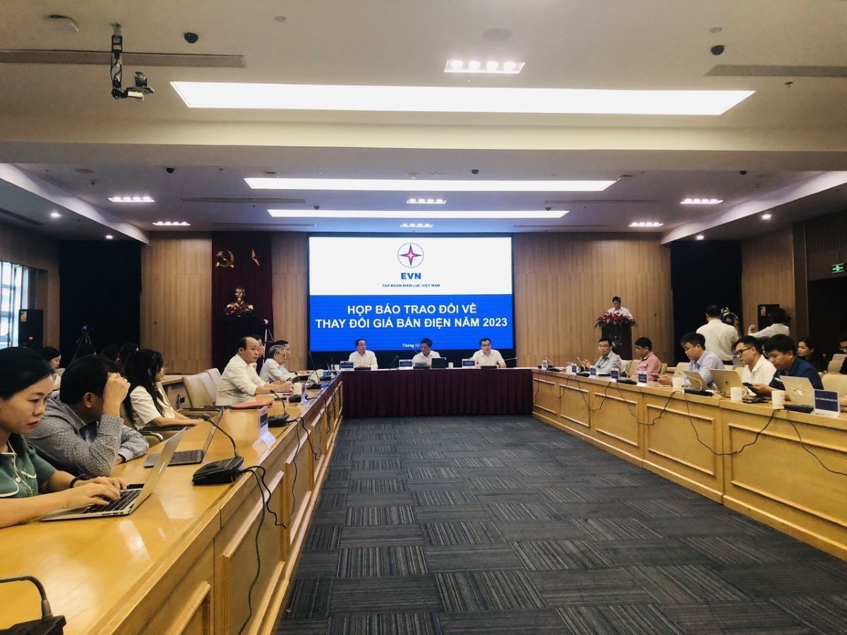 Theo EVN, việc điều chỉnh giá điện lần này sẽ bảo đảm các hộ nghèo, các gia đình chính sách bị ảnh hưởng ở mức không đáng kể. Theo EVN, việc điều chỉnh giá điện lần này sẽ bảo đảm các hộ nghèo, các gia đình chính sách bị ảnh hưởng ở mức không đáng kể.