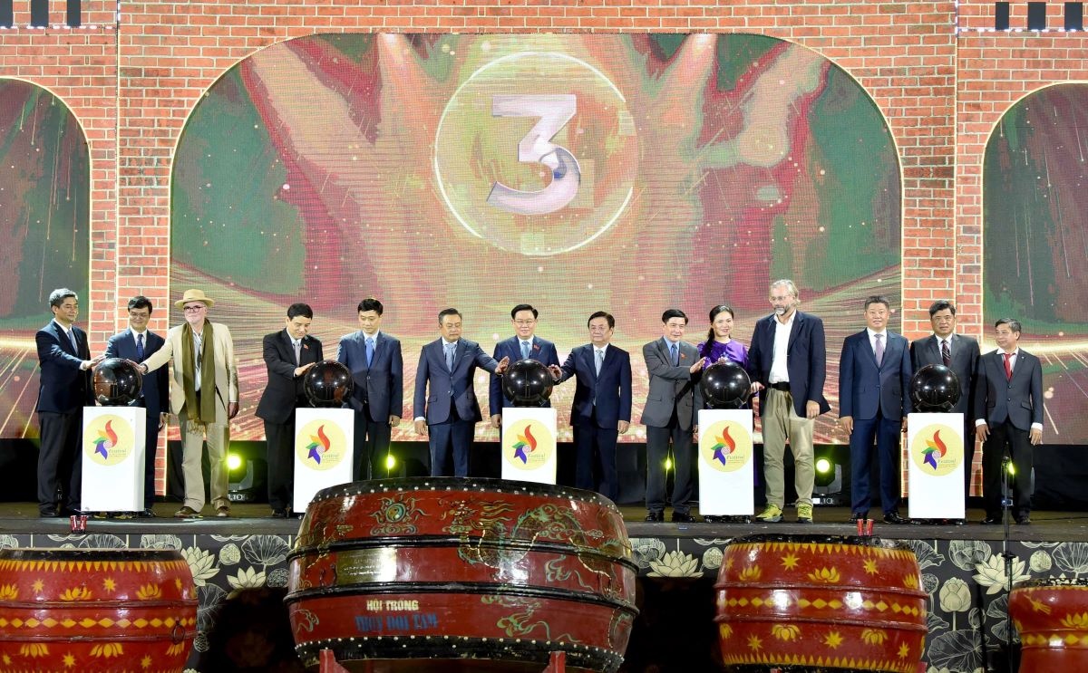 Khai mạc Festival Bảo tồn và Phát triển Làng nghề Việt Nam tại Hoàng thành Thăng Long, Hà Nội.