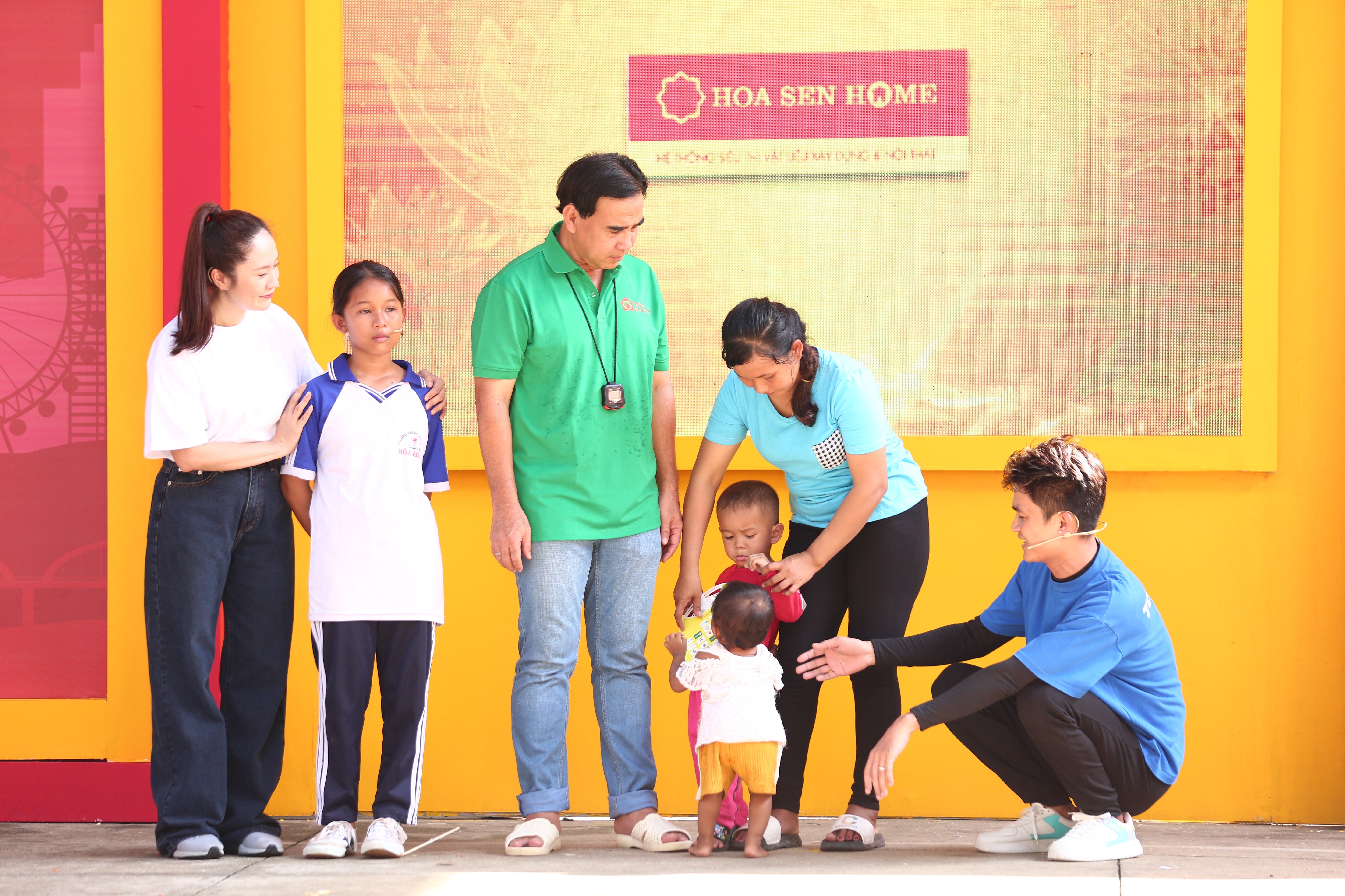 Các nghệ sĩ đều bùi ngùi xúc động khi chứng kiến hình ảnh người phụ nữ tay bồng tay bế hai con nhỏ đến trường quay Mái ấm gia đình Việt – Tập 58