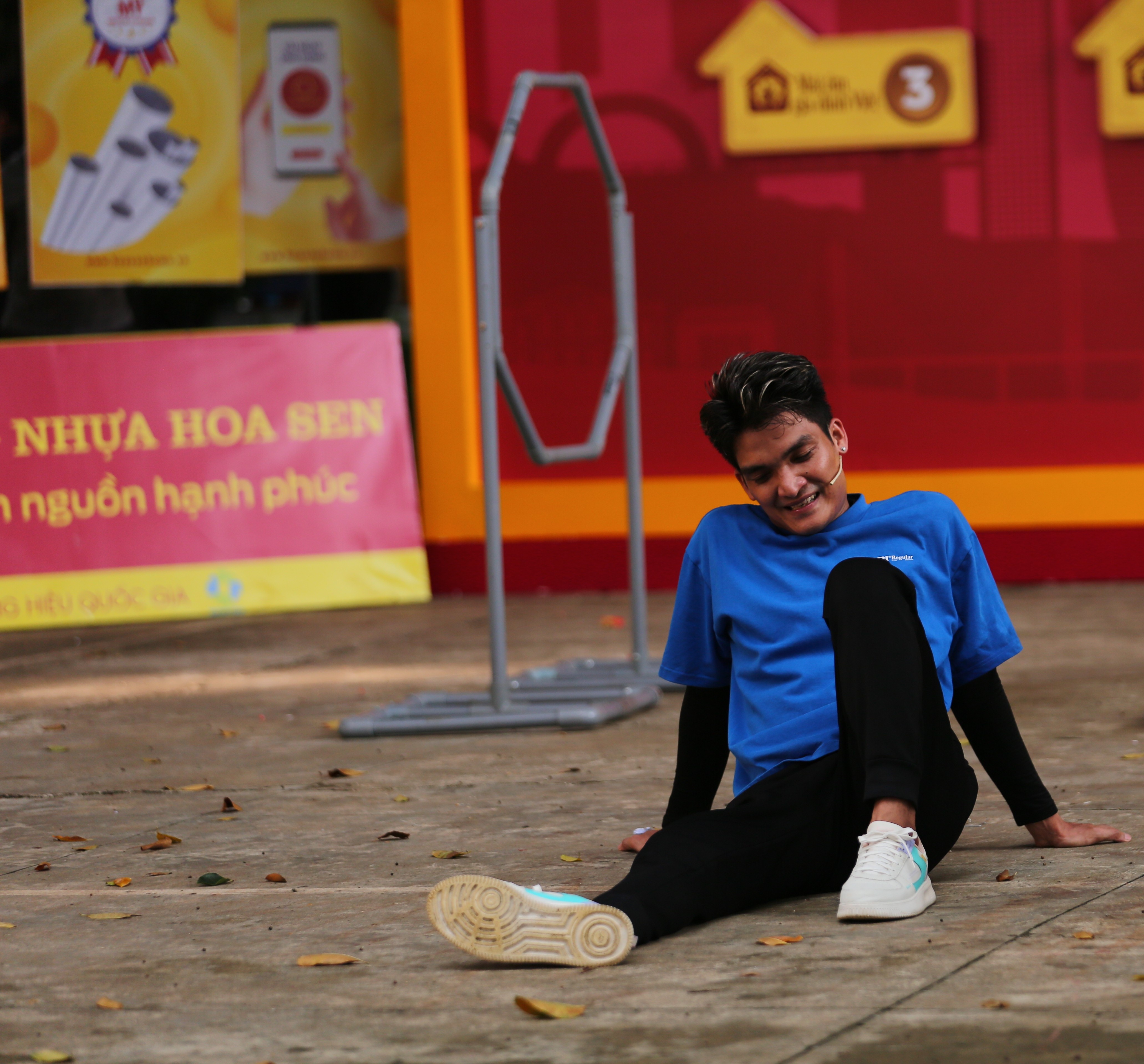 Diễn viên Mạc Văn Khoa nhiều lần gục ngã tại trường quay sau khi hỗ trợ hết mình các em nhỏ trong những thử thách