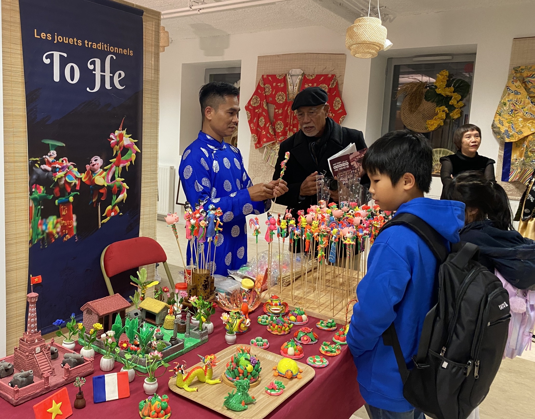 Công chúng Pháp yêu thích trải nghiệm nặn tò he.