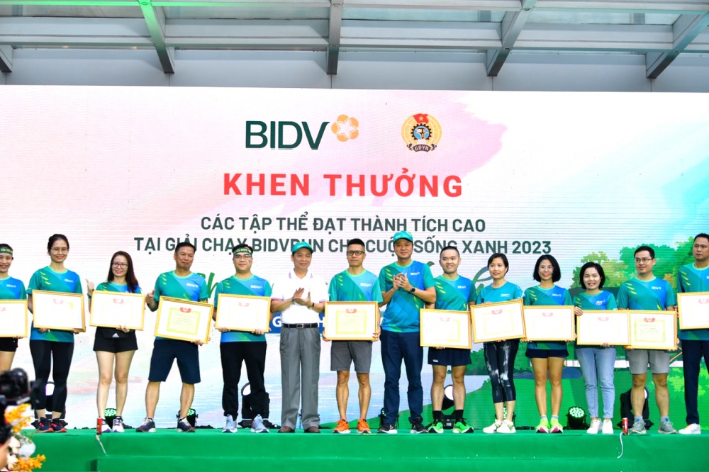 Ban tổ chức trao bằng khen cho các vận động viên có thành tích cao trong mùa giải trước Ban tổ chức trao bằng khen cho các vận động viên có thành tích cao trong mùa giải trước