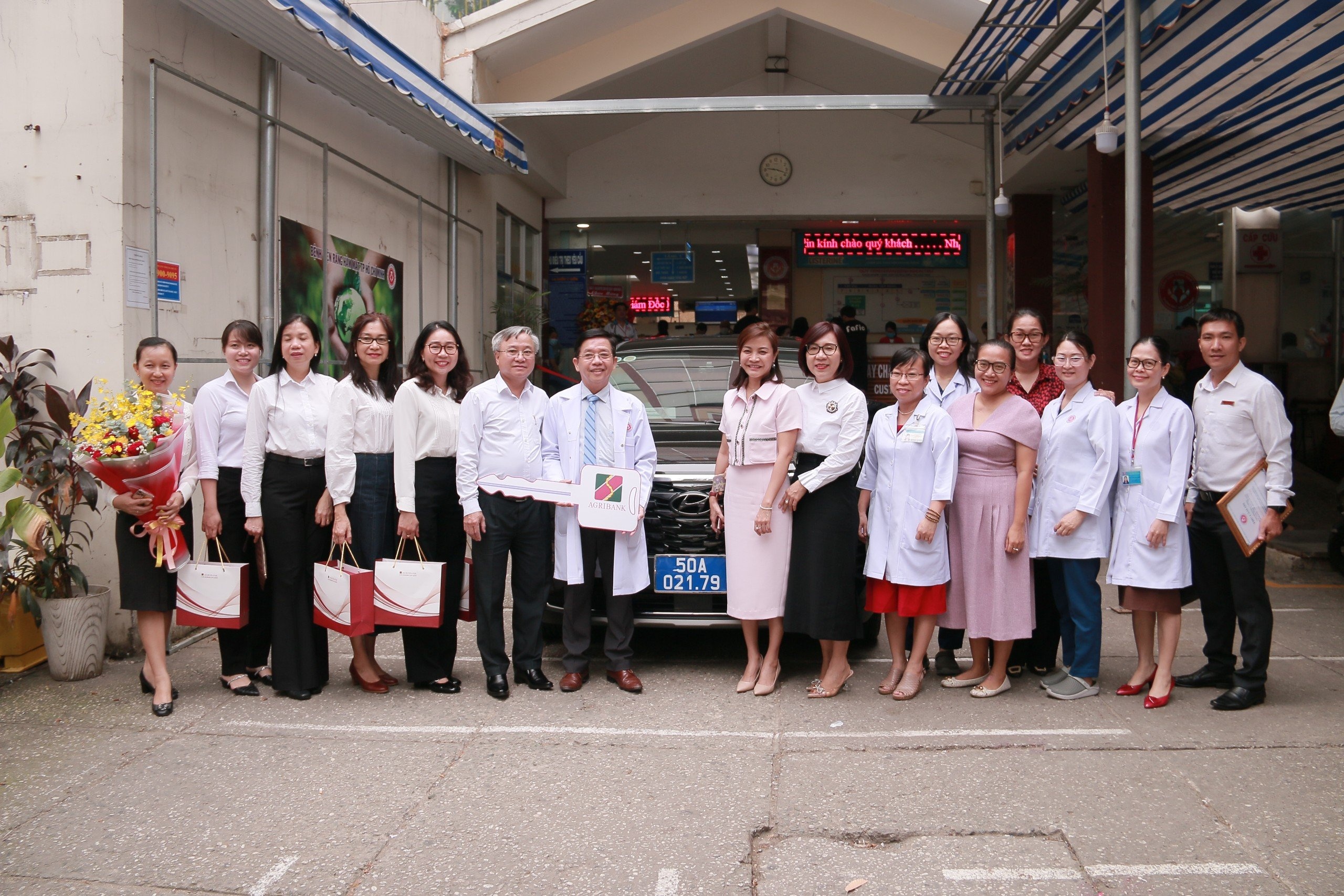 Việc trao tặng xe ô tô phục vụ cứu thương lần này là món quà có ý nghĩa nhân văn