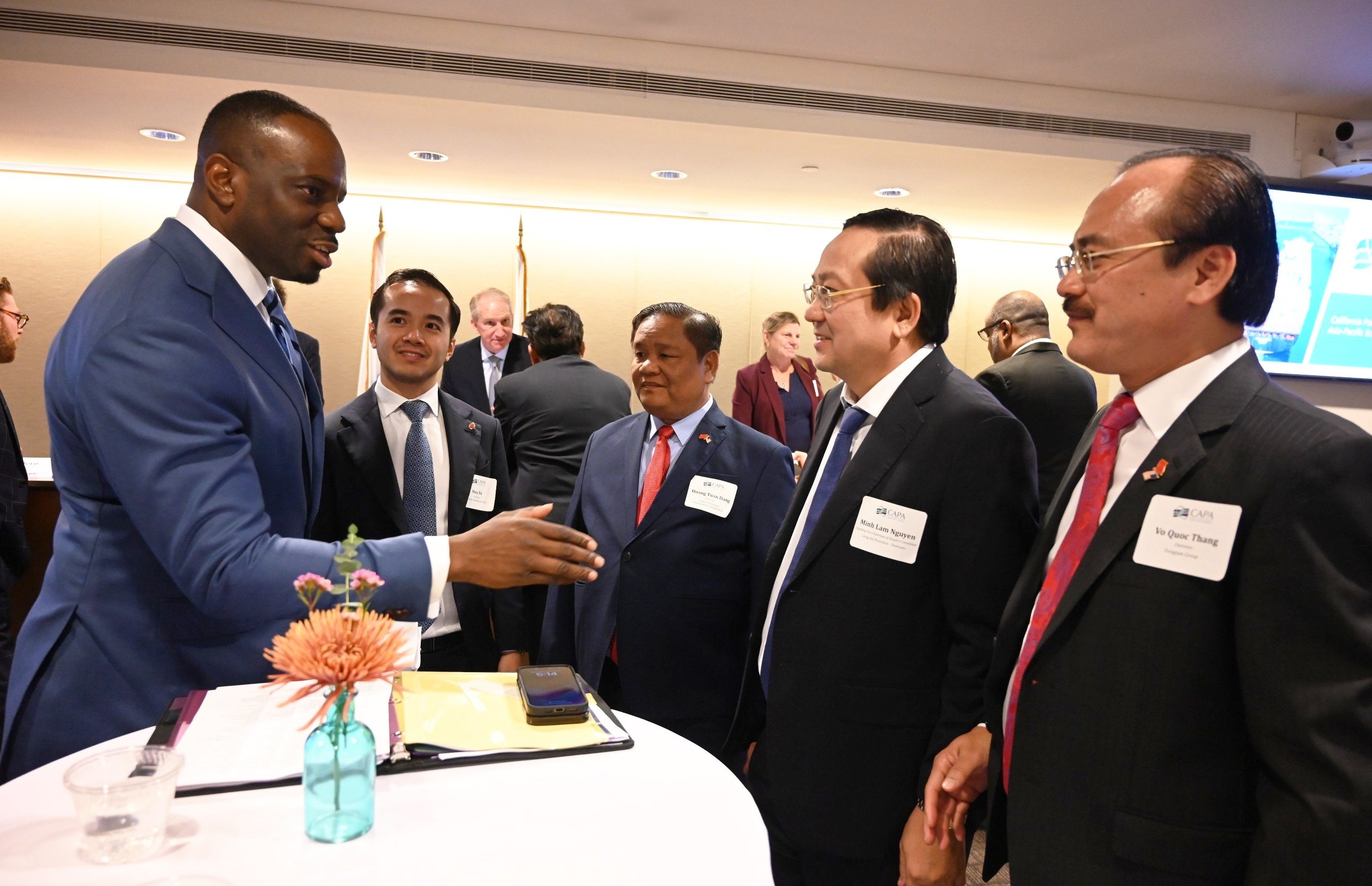 Ông Nguyễn Minh Lâm - Phó chủ tịch UBND tỉnh Long An và Ông Đặng Hoàng Tuấn - Giám đốc Sở GTVT tỉnh Long An trao đổi và gửi lời mời Ông Toks Omishakin - Bộ Trưởng GTVT Bang California sang thăm và làm việc tại Tỉnh Long An trong thời gian thích hợp nhất. 