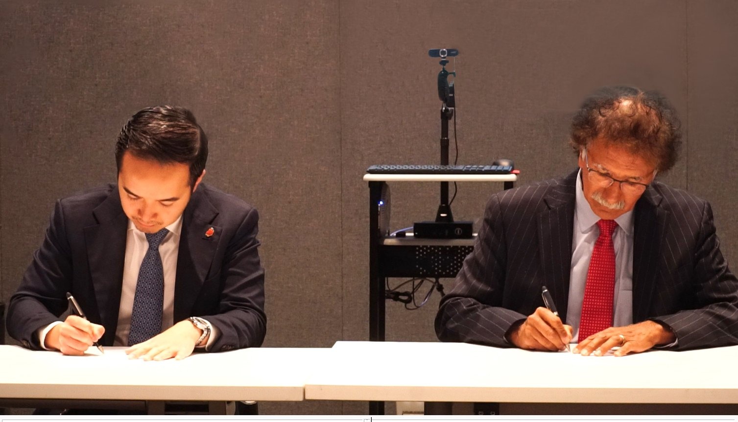 Ông Võ Quốc Huy - Chủ tịch HĐQT Cảng Quốc tế Long An và Ông Mario Cordero - Tổng Giám đốc Cảng Long Beach ký kết lúc 17giờ, ngày 15/11/2023 tại San Fransisco - California - Hoa Kỳ.