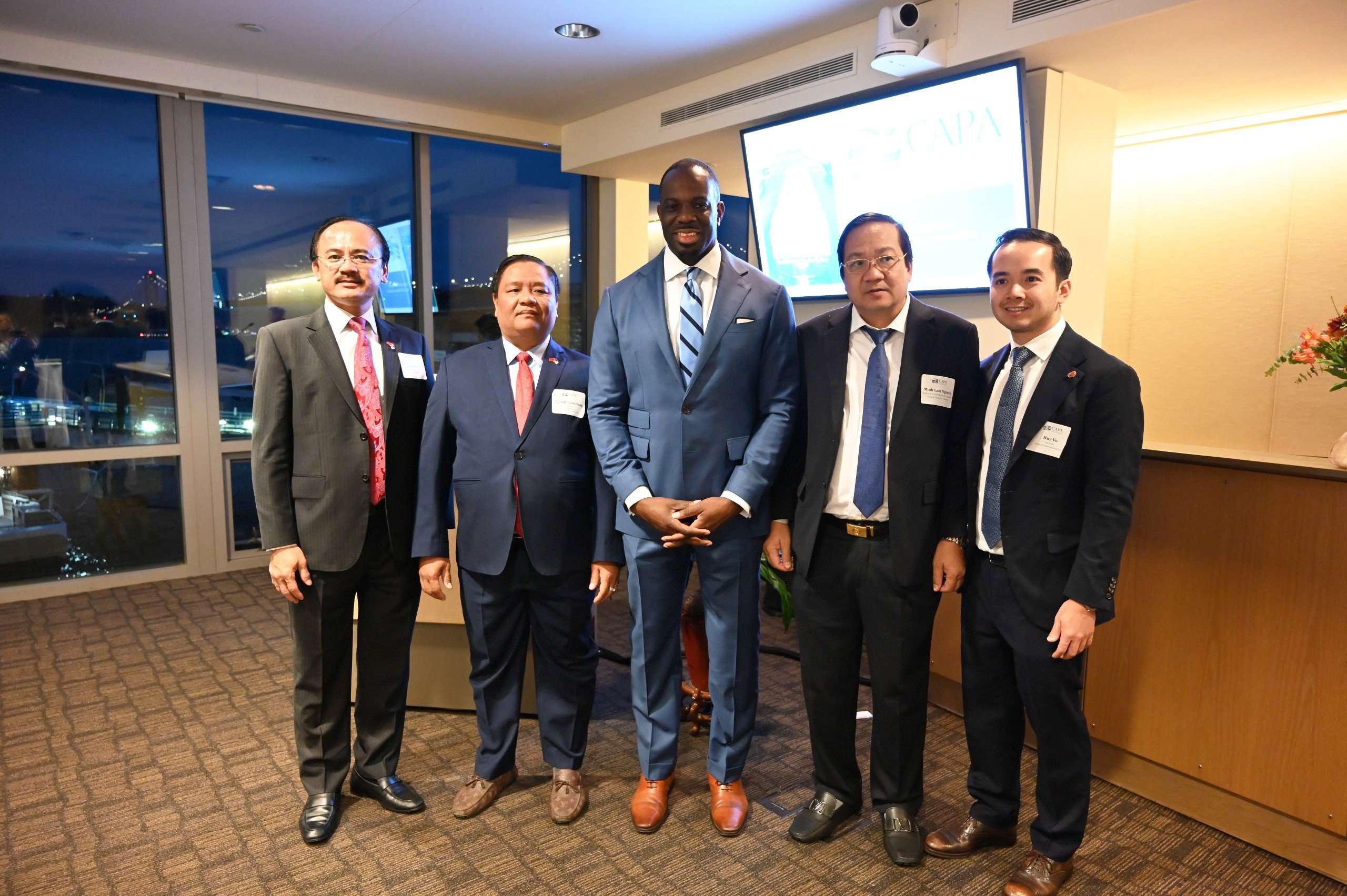 Ông Toks Omishakin - Bộ trưởng Giao thông vận tải Bang California (giữa) cùng Ông Nguyễn Minh Lâm - Phó chủ tịch UBND tỉnh Long An (thứ hai bên phải) và Ông Đặng Hoàng Tuấn (thứ hai bên trái) tham gia hội nghị chào mừng các đối tác hợp tác kinh tế Châu Á - Thái Bình Dương