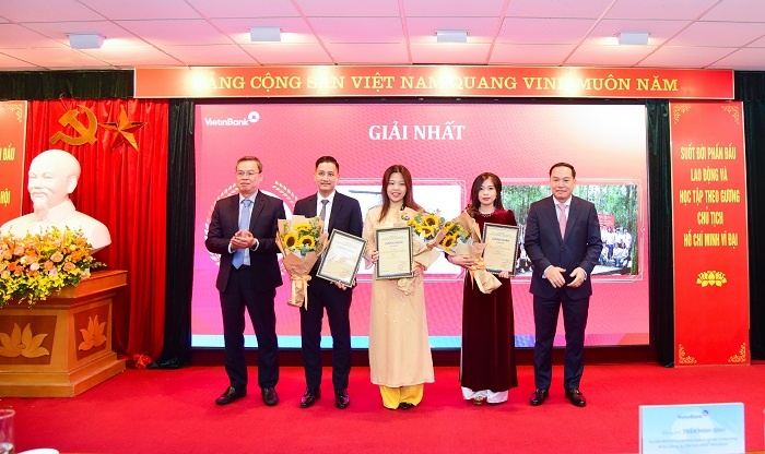 trao Giấy chứng nhận và hoa cho các tác giả/nhóm tác giả đạt giải Nhất.